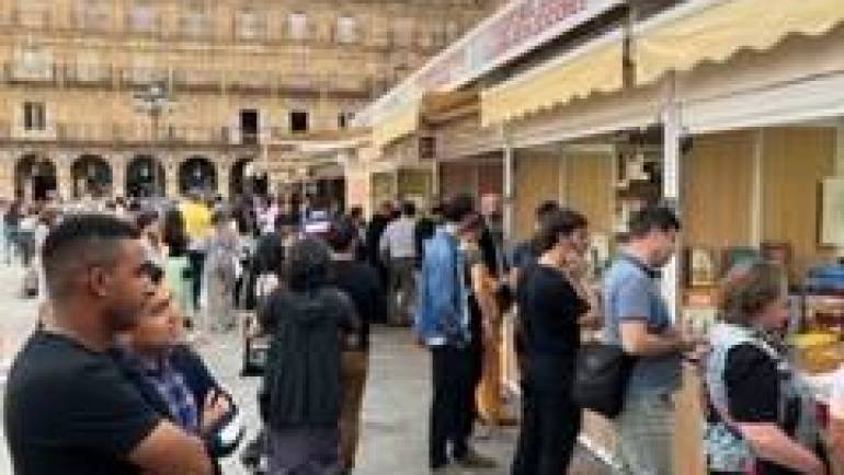 Gran afluencia de público en el primer fin de semana de la Feria Municipal del Libro de Salamanca